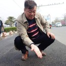 它在馬路上一趟，用手使勁摸地手都不臟